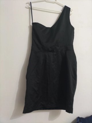 Vestido negro asimétrico de raso negro