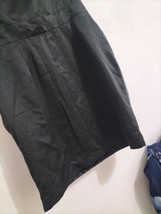 Vestido negro asimétrico de raso negro