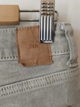 Pantalón vaquero Zara verde