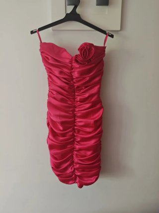 Vestido fucsia con volantes