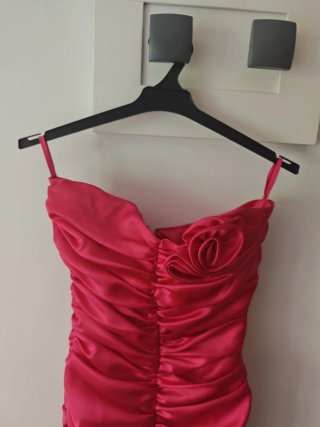 Vestido fucsia con volantes
