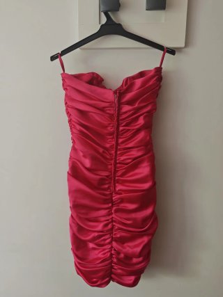 Vestido fucsia con volantes