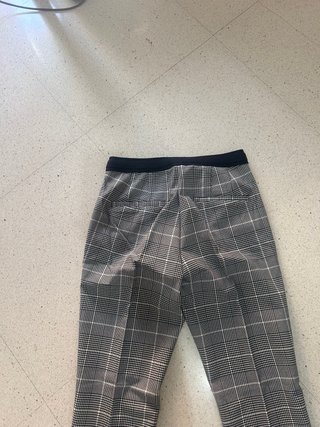 Pantalones de cuadros grises y blancos