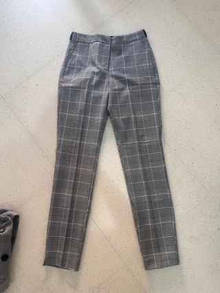 Pantalones de cuadros grises y blancos