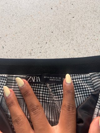 Pantalones de cuadros grises y blancos