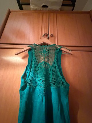 Camiseta verde con detalle de crochet