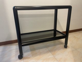 Mesa auxiliar negra con ruedas
