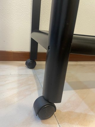 Mesa auxiliar negra con ruedas