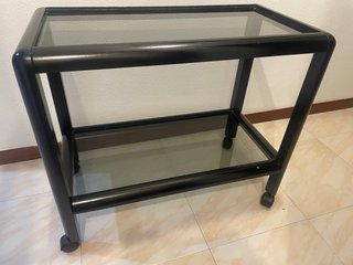 Mesa auxiliar negra con ruedas