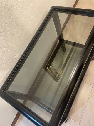 Mesa auxiliar negra con ruedas