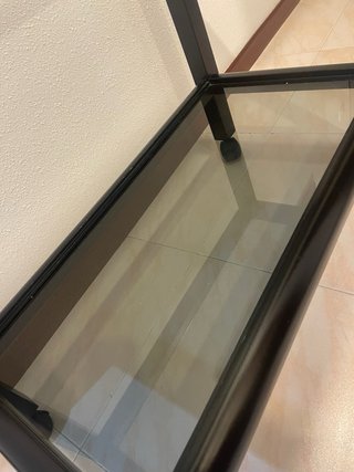 Mesa auxiliar negra con ruedas