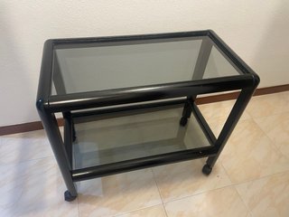 Mesa auxiliar negra con ruedas