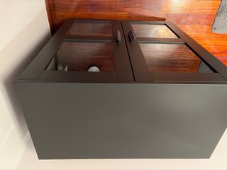 Armario vitrina madera y cristal oscuro