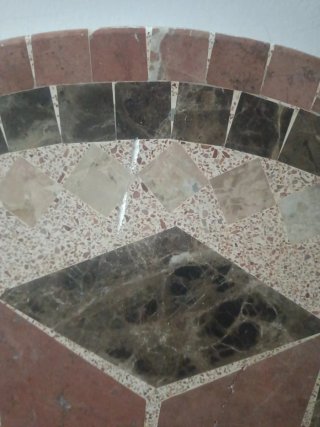Mesa redonda de mármol con diseño mosaico