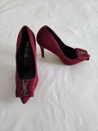 Zapatos de tacón burdeos con detalle metálico YSL