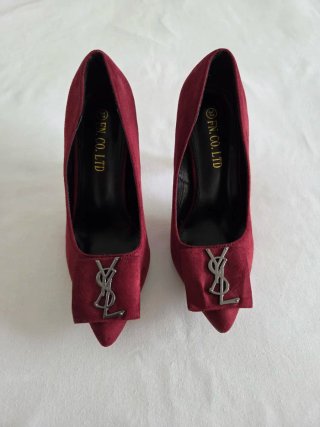 Zapatos de tacón burdeos con detalle metálico YSL