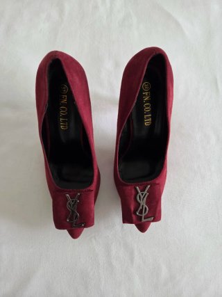 Zapatos de tacón burdeos con detalle metálico YSL