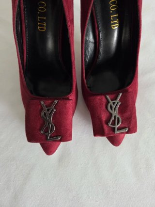Zapatos de tacón burdeos con detalle metálico YSL
