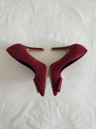Zapatos de tacón burdeos con detalle metálico YSL