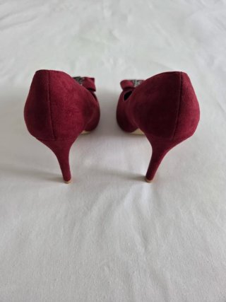 Zapatos de tacón burdeos con detalle metálico YSL