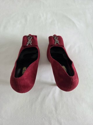 Zapatos de tacón burdeos con detalle metálico YSL