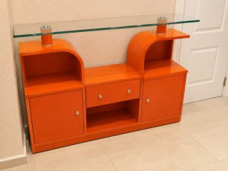 Recibidor lacado color naranja y balda de cristal