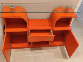 Recibidor lacado color naranja y balda de cristal