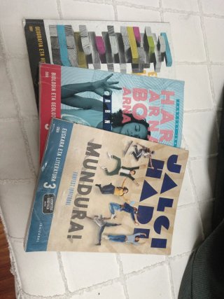 Libros de texto de geografía biología y euskera