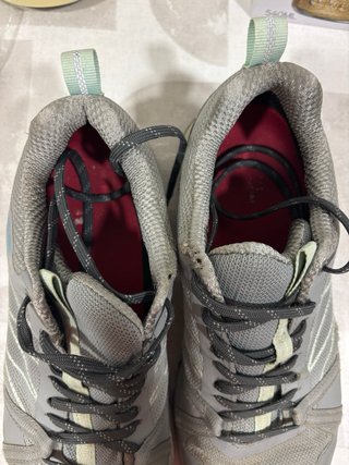 Zapatillas de montaña grises