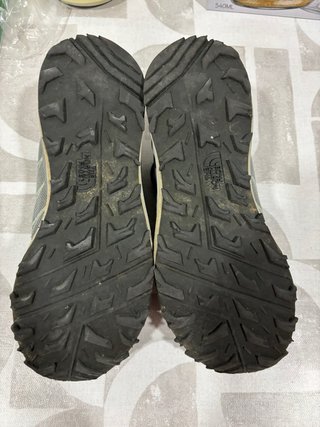 Zapatillas de montaña grises