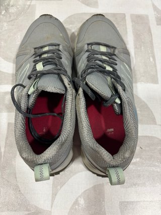 Zapatillas de montaña grises