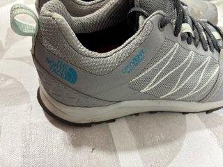 Zapatillas de montaña grises