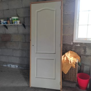 Puerta interior blanca con molduras