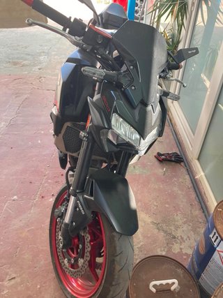 Kawasaki Z900 Moto Naked Gris/Roja