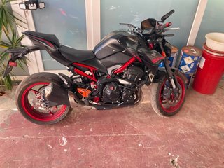 Kawasaki Z900 Moto Naked Gris/Roja