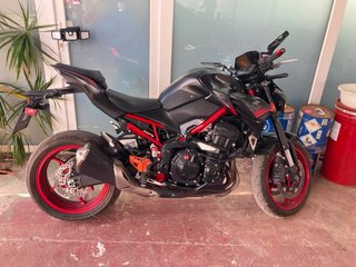 Kawasaki Z900 Moto Naked Gris/Roja