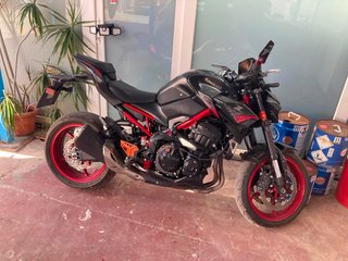Kawasaki Z900 Moto Naked Gris/Roja