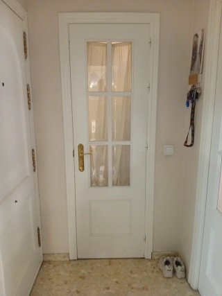 Puerta blanca con cristal