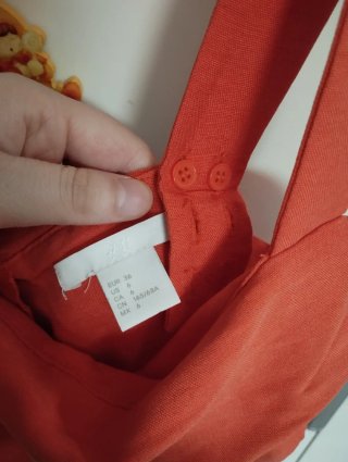 Tuta corta arancione con cintura