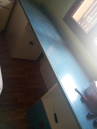 Escritorio blanco y azul con zapatero
