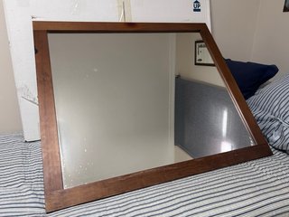 Espejo de madera marrón