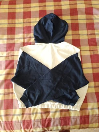 Sudadera cremallera béisbolera azul y blanca