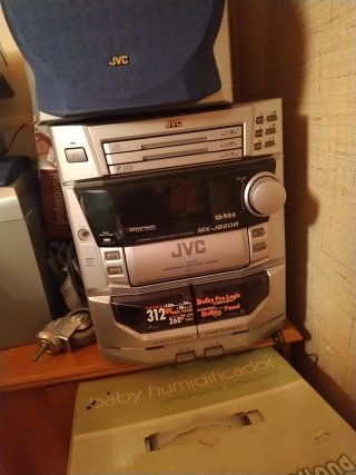Mini cadena JVC con 5 altavoces