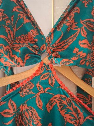 Vestido verde y naranja con escote