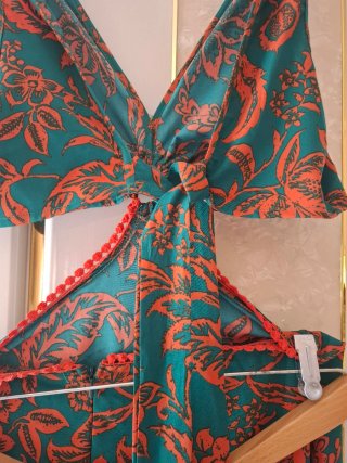 Vestido verde y naranja con escote
