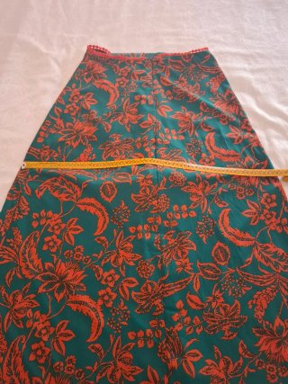 Vestido verde y naranja con escote