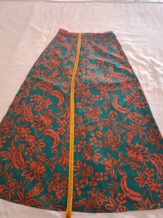 Vestido verde y naranja con escote
