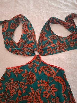 Vestido verde y naranja con escote