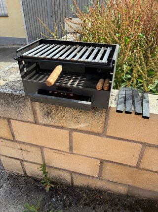 Barbacoa pequeña con parrilla y patas