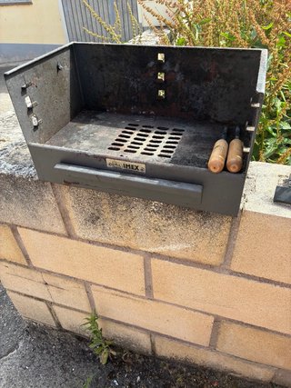 Barbacoa pequeña con parrilla y patas